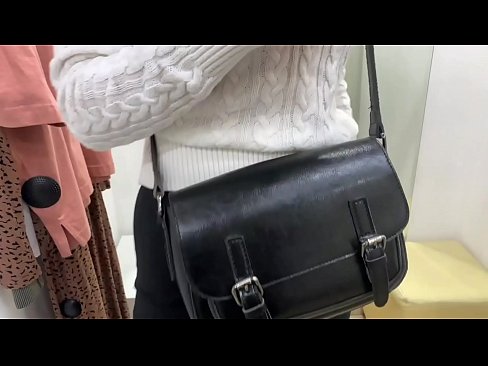 ❤️ Offentlig onani av ungtispe FeralBerry med en dildo i prøverommet ️❌ Porno hos oss ❌️